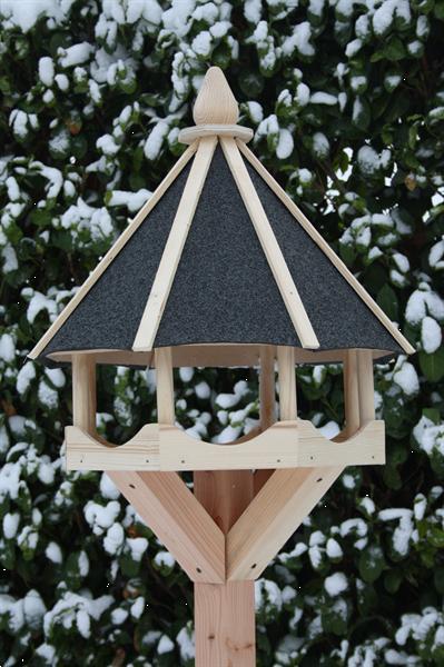 Grote foto houten vogelhuisje voederhuisje op stam dieren en toebehoren toebehoren