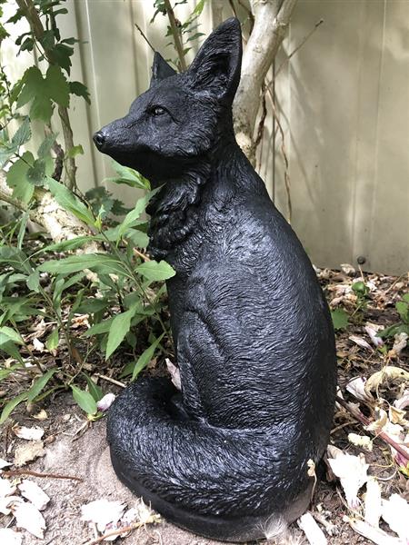 Grote foto vos stenen beeld vos dierfiguren vos tuinbeelden. steen zwart tuin en terras tuindecoratie