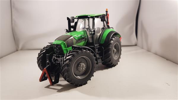 Grote foto deutz fahr tractor 7230 ttv graafmachine siku hobby en vrije tijd 1 32