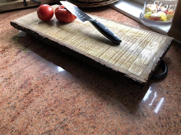 Grote foto mooie rustieke snijplank gemaakt van massief hout nostalgische keukenplank met metalen beugels. tuin en terras tuindecoratie