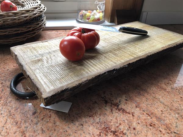 Grote foto mooie rustieke snijplank gemaakt van massief hout nostalgische keukenplank met metalen beugels. tuin en terras tuindecoratie