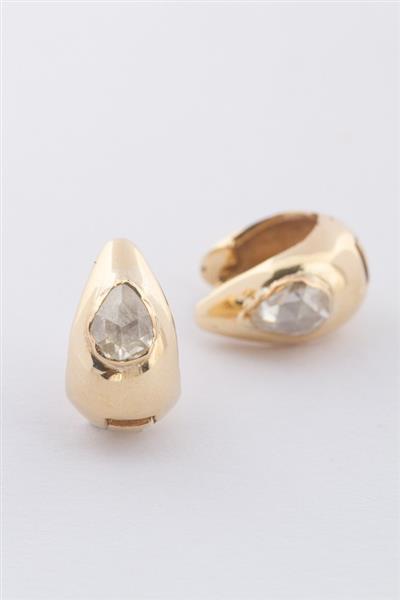 Grote foto gouden oorknoppen met in elk een roos geslepen diamant sieraden tassen en uiterlijk oorbellen