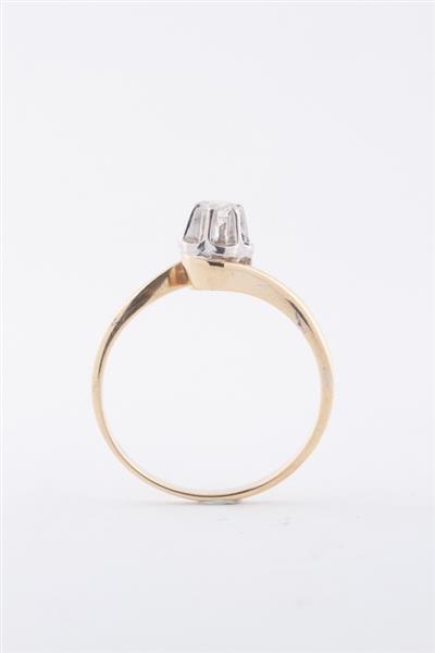 Grote foto gouden slag ring met een briljant sieraden tassen en uiterlijk ringen voor haar