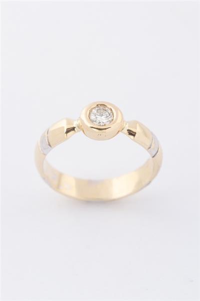 Grote foto wit geel gouden ring met een briljant kleding dames sieraden