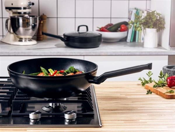 Grote foto bk easy induction ceramic wok 30 cm pfas vrij beschadiging bovenrand zie foto en een krasje bu huis en inrichting kookgerei